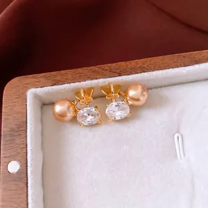 Boucles d'oreilles papillon plaquées or 18 carats avec perle champagne et zircone
