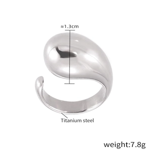 Vista dettagliata dell'anello a goccia irregolare di 1,3 cm in argento lucido