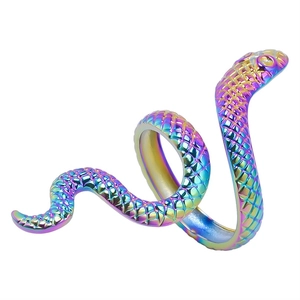Détail macro d'une bague serpent irisante avec texture d'écailles et fini arc-en-ciel