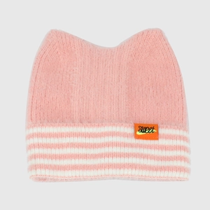 Détail du bonnet en maille oreilles de chat rose avec étiquette 'sweet' et rayures