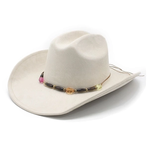 Chapeau de cowboy beige avec bandeau perlé bohème sur fond blanc pur et net