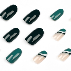 Groene en witte Franse stijl kunstnagels met glanzend amandelvormig golfontwerp