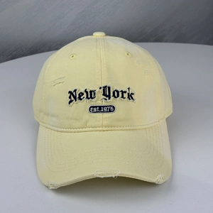 Verwaschene hellgelbe Baseballkappe mit New York-Stickerei und modischen Rissen