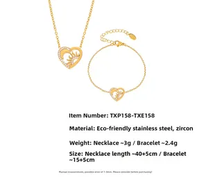 Vue détaillée d'une parure en acier doré avec collier et bracelet cœur sertis de zircons