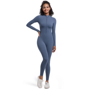 Détail d'une combinaison de sport gris-bleu à manches longues avec zip et col montant