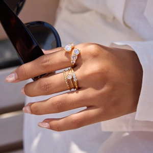 Set de anillos apilables de acero inoxidable en oro de 18K con circonitas blancas