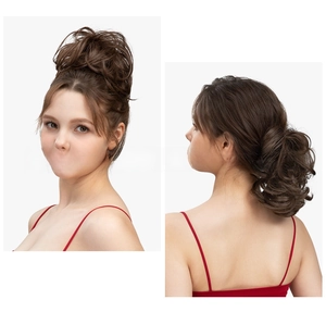 Extension de chignon synthétique brun foncé montrant des options de coiffage haut et bas