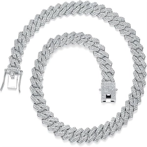 Gros plan détaillé d'un collier chaîne cubaine argentée serti de diamants étincelants