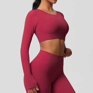 Détail du haut de yoga bordeaux avec passe-pouces et ensemble de leggings