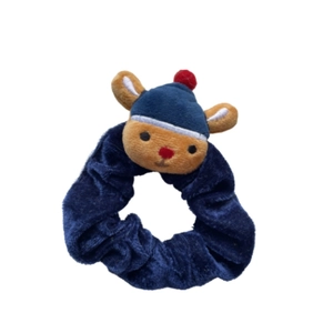 Chouchou de Noël en velours bleu orné d'un ours en peluche portant un chapeau bleu