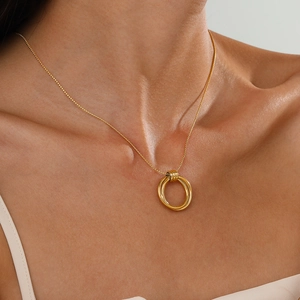 Minimalistische goldene Titanstahl-Halskette mit drei ineinandergreifenden Ringen an feiner Kette