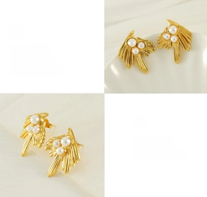 Detail of 18K gold-plated earrings with radiant metal lines and delicate pearls