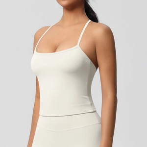 Dettaglio del reggiseno sportivo bianco crema con spalline sottili e tessuto opaco elastico