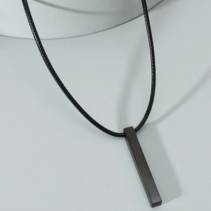 Collar minimalista de acero inoxidable negro mate con colgante de pilar rectangular