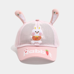 Détail de la casquette enfant en maille rose avec oreilles de lapin et broderie carotte
