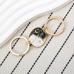 Simpatico Portachiavi di Coppia Gatto Cartone Animato Acciaio Inossidabile Nero Bianco Sole Luna Yin Yang Ciondolo Gatto Zaino Regalo San Valentino