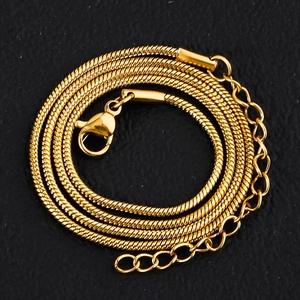Détail du collier à maille serpent en acier inoxydable plaqué or 18 carats avec fermoir