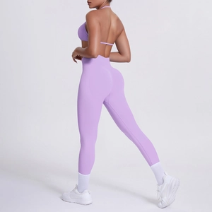 Dettaglio completo yoga viola chiaro con reggiseno scollato e leggings a vita alta