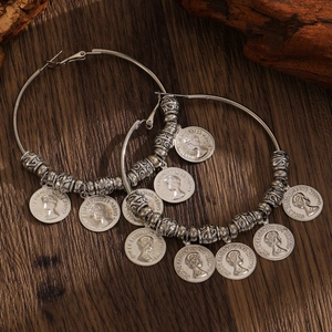 Bohemian vintage zilveren oorringen met gegraveerde munten en metalen kralen decor
