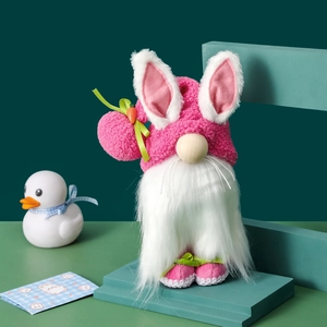 Gnome de Pâques en peluche avec oreilles de lapin roses et décor carotte sur socle