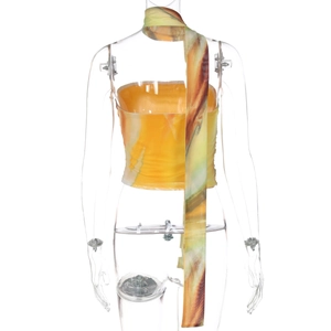 Détail du bustier à imprimé floral jaune avec de longs rubans décoratifs au dos