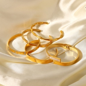 Ensemble de bracelets en acier inoxydable plaqué or 18 carats avec zircon sur soie beige