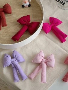 Dettaglio di fiocchi in tessuto colorato per decorazioni natalizie fai-da-te