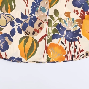 Chemise en satin à imprimé floral tropical avec ourlet classique et boutons recouverts
