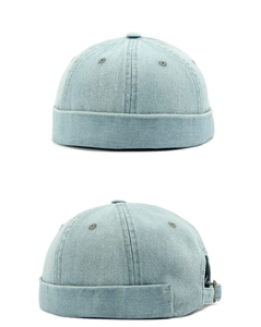 Dettaglio del berretto docker in denim azzurro con cucitura a sei pannelli e fibbia