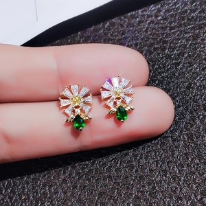 Madeliefje Bloem Oorknopjes Met Koperen Basis Zirkoon En Groene Peervormige Druppel Voor Dames Vintage Stijl