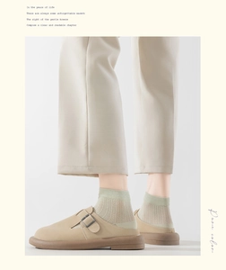 Detail van kaki zijden sokken en lederen gespschoenen voor een ademende zomerse look