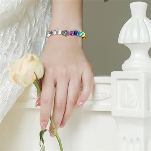 Bracelet œil maléfique en pierres naturelles avec pendentif main de Fatma sur mannequin