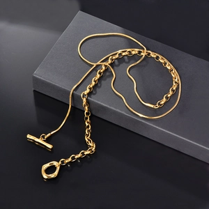 Collier minimaliste plaqué or 18 carats avec chaîne serpent, maille et fermoir à bascule OT