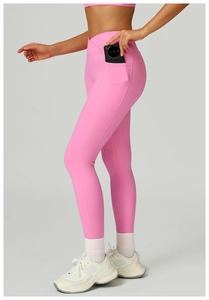 Gros plan sur le legging de yoga rose à taille haute avec poche latérale pour téléphone