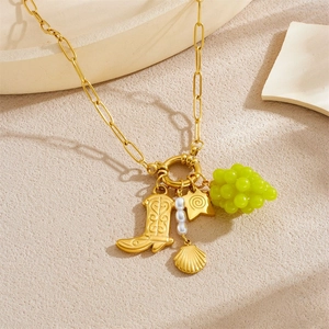 Collana a catena dorata con vari ciondoli stella conchiglia stivale e uva verde