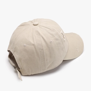 Casquette de baseball beige délavée style vintage avec détails déchirés et boucle en métal