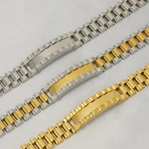 Vue détaillée de trois bracelets en acier inoxydable style montre avec maillons polis