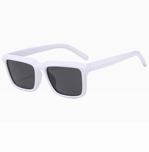 Vue détaillée de lunettes de soleil carrées blanches avec verres foncés sous un angle de 45°