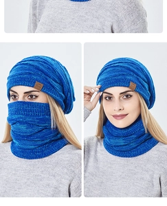 Detail von königsblauem Strickmützen- und Schal-Set mit braunem Sport-Lederetikett