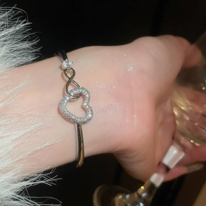 Gros plan du bracelet cœur plaqué or 18 carats avec symbole infini et oxydes de zirconium