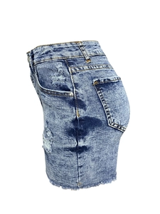 Primer plano detallado de pantalones cortos vaqueros con bordes deshilachados y rotos de moda