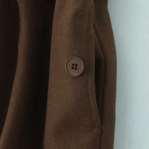 Mini-jupe trapèze en laine mélangée marron foncé avec taille élastique et détail bouton