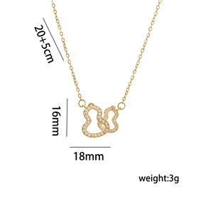 Collier minimaliste en acier titane doré avec pendentif double gourde orné de zircones brillants