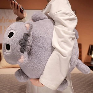Détail macro du grand oreiller en peluche hippopotame montrant le tissu gris doux et duveteux