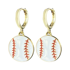 Orecchini a cerchio dorati con pendenti baseball in smalto e cuciture rosse su bianco