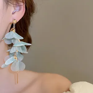 Boucles d'oreilles longues à fleurs avec pétales en tulle vert clair et glands dorés pour femme