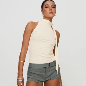 Schickes beige Neckholder-Oberteil mit Bindeband und schmalen grauen Shorts
