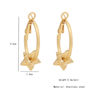 Detaillierte technische Zeichnung der goldenen Sternohrringe mit Maßen und Material
