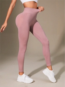 Détail d'un legging de yoga sans couture à taille haute avec texture côtelée et haute élasticité