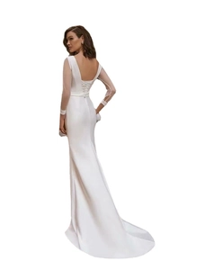 Robe de mariée sirène en satin blanc avec manches longues et design dos nu à lacets chic